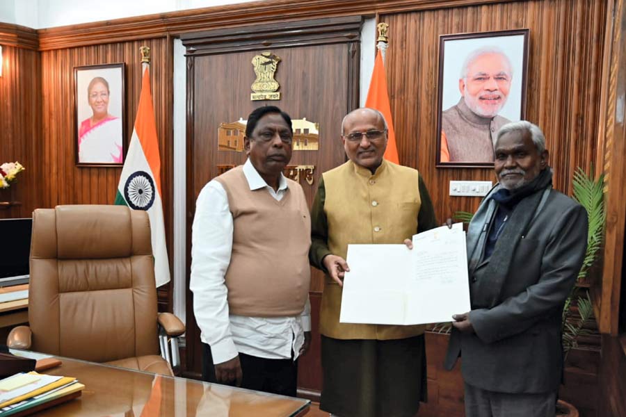 রাজ্যপাল সিপি রাধাকৃষ্ণণ বৃহস্পতিবার জেএমএম নেতা চম্পই সোরেনকে সরকার গঠনের জন্য আমন্ত্রণ জানিয়েছিলেন। সেই মতো রাঁচীর রাজভবনের দরবার হলে ঝাড়খণ্ডের সপ্তম মুখ্যমন্ত্রী হিসাবে শুক্রবার দুপুর সওয়া ১২টায় শপথ নিলেন চম্পই সোরেন।