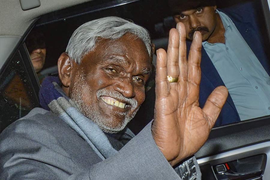 হেমন্ত সোরেনের ঝাড়খণ্ড মুক্তি মোর্চার তরফেই মুখ্যমন্ত্রী পদের জন্য বেছে নেওয়া হয়েছিল চম্পইকে। জেএমএম-কংগ্রেস-আরজেডি জোটের মুখ্যমন্ত্রী হিসাবে বিধানসভায় সংখ্যাগরিষ্ঠতা প্রমাণের জন্য ১০ দিন সময় পাবেন চম্পই। 