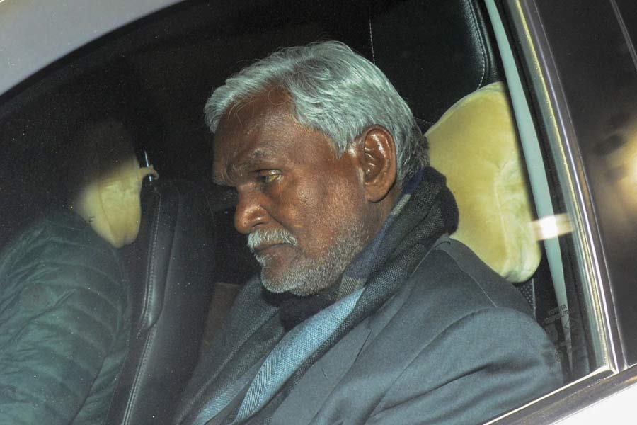 রাজনীতিতে তাঁর উত্থান বেশ চমকপ্রদ। সেরাইকেলা-খরসওয়াঁ জেলার এক প্রত্যন্ত গ্রাম জিলিঙ্গোরাতে জন্ম চম্পইয়ের। কৃষক পরিবারের সন্তান হওয়ায় পড়াশোনার পাশাপাশি, বাবার সঙ্গে খেতেও কাজ করতেন।