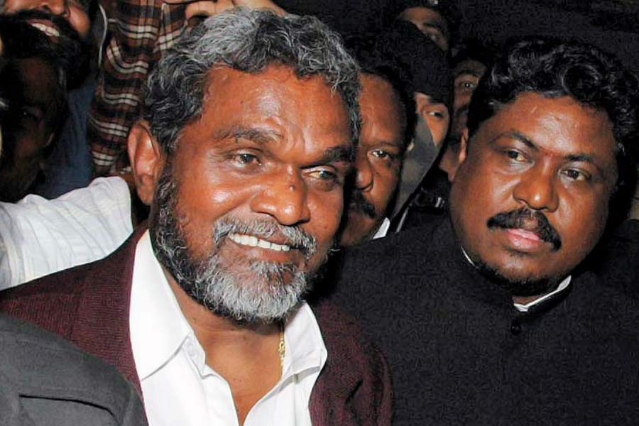 তবে পড়াশোনা বেশি দূর করেননি। দশম শ্রেণির পরীক্ষায় পাশ করার পরেই লেখাপড়ায় ইতি টেনে জেএমএম প্রতিষ্ঠাতা শিবু সোরেনের ডাকে ঝাঁপিয়ে পড়েছিলেন রাজনীতিতে।