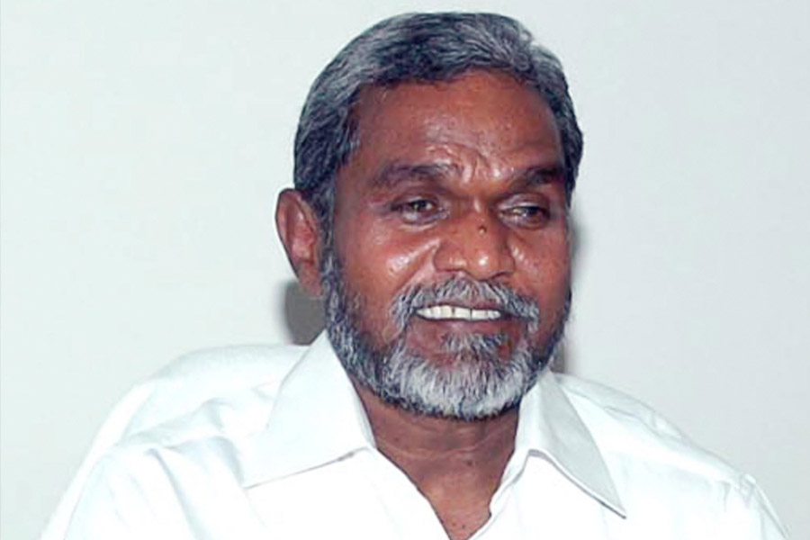 ২০০০ সালের বিধানসভা নির্বাচনে সেরাইকেলা থেকে লড়লেও সে বার বিজেপির অনন্তরাম টুডুর কাছে হেরে যান তিনি। কিন্তু ২০০৫ সাল থেকে ওই আসনে পর পর চার বার জিতে বিধায়ক হন চম্পই।