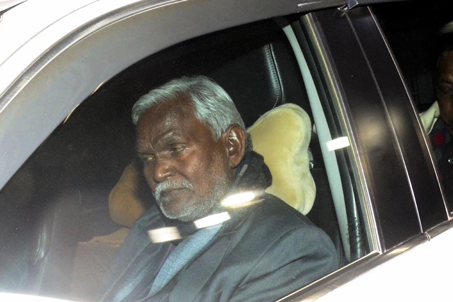 পাঁচ বছর আগে লোকসভা নির্বাচনে জামশেদপুর কেন্দ্রে প্রতিদ্বন্দ্বী বিজেপি প্রার্থীর কাছে বিপুল ভোটে হেরে যান চম্পই। তার পর রাজনৈতিক বিশ্লেষকেরা তাঁর প্রত্যাবর্তনের সম্ভাবনায় কার্যত ‘দাঁড়ি টেনে’ দিয়েছিলেন।