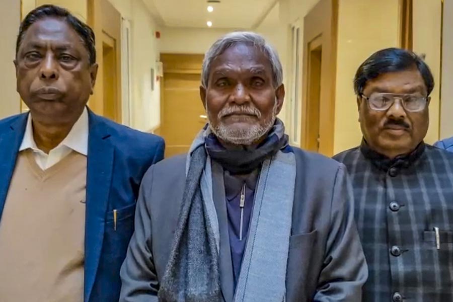 শিবুর দল এনডিএ-তে থাকাকালীন বিজেপি নেতা অর্জুন মুন্ডার নেতৃত্বাধীন বিজেপি সরকারে মন্ত্রীও হয়েছিলেন চম্পই। পরবর্তী সময়ে হেমন্ত কংগ্রেসের সঙ্গে জোট বেঁধে মুখ্যমন্ত্রী হলে আবার ক্যাবিনেটে ঠাঁই পান তিনি। সোরেনের মন্ত্রিসভায় খাদ্য এবং পরিবহণ মন্ত্রী ছিলেন চম্পই। 