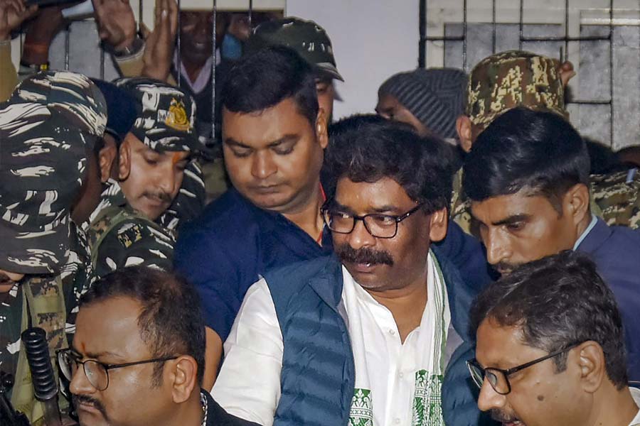 জেএমএম সূত্রে জানা গিয়েছে, দুর্নীতি মামলায় এনফোর্সমেন্ট ডিরেক্টরেট (ইডি) গ্রেফতার করলে স্ত্রী কল্পনাকে রাঁচীর কুর্সিতে বসানোর পরিকল্পনা করেছিলেন হেমন্ত। কিন্তু দলের অন্তত চার জন বিধায়ক তাতে সরাসরি আপত্তি জানান।