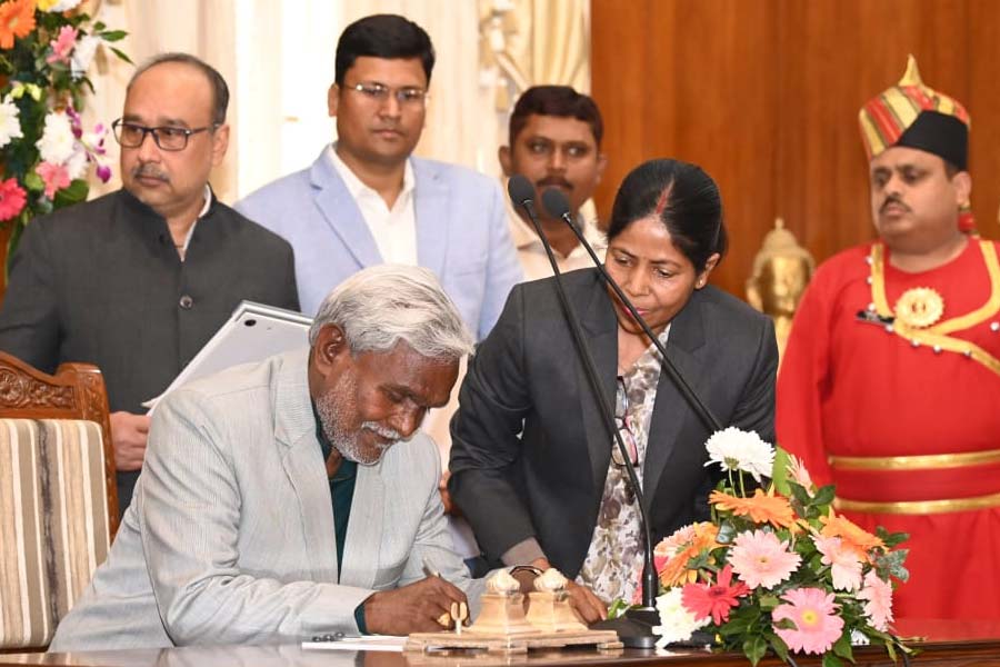 রাজ্যপাল আমন্ত্রণ জানানোর পর তাই শুক্রবার মুখ্যমন্ত্রী হিসাবে শপথ নিলেন তিনি। কংগ্রেসের পরিষদীয় নেতা আলমগির আলম এবং আরজেডির সত্যানন্দ ভোক্তাও মন্ত্রী হিসাবে শপথ নিলেন তাঁর সঙ্গে।