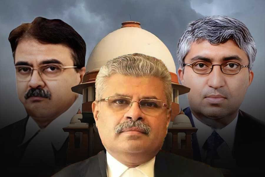 ঘটনাটি নিয়ে হাই কোর্টের প্রধান বিচারপতি জানান, তিনি লজ্জিত। এর পরেই উচ্চ প্রাথমিকের মামলা থেকে গত মঙ্গলবার সরে দাঁড়িয়েছেন বিচারপতি সেন।