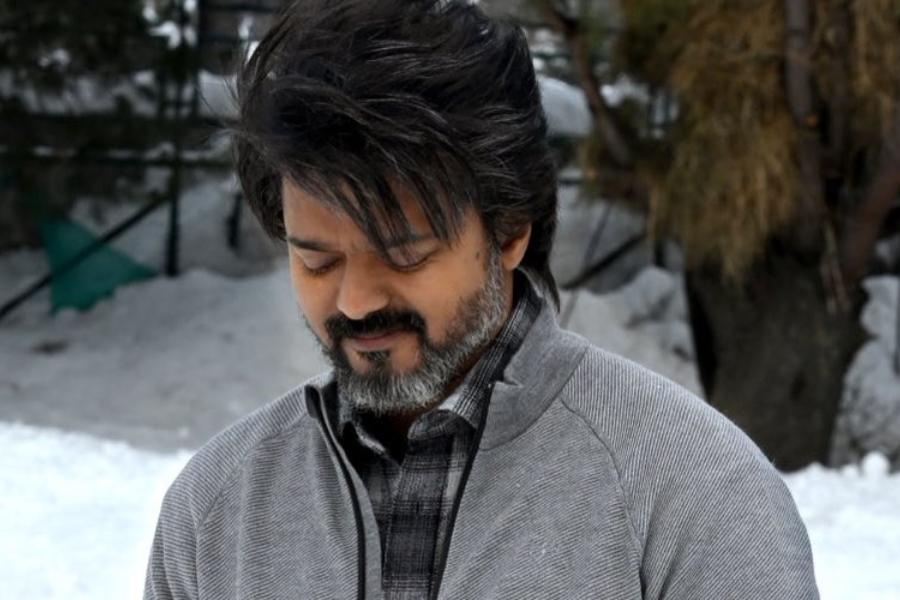 সেখানে নির্বাচনের আগে রাজনৈতিক নেতাদের থেকে টাকা না নেওয়ার জন্য ছাত্রদেরকে তাদের অভিভাবকদের বোঝানোর জন্য অনুরোধ করেন অভিনেতা। 