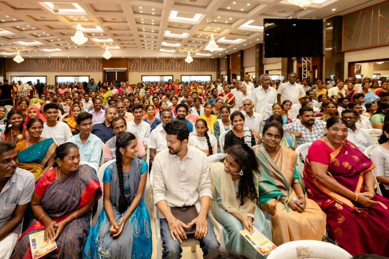 বিজয় যে রাজনীতিতে পা রাখতে পারেন, গত বছর জুন মাসে তা প্রথম প্রকাশ্যে আসে। চেন্নাইয়ে ছাত্রদের একটি ছাত্রদের মিছিলে যোগ দেন অভিনেতা। 