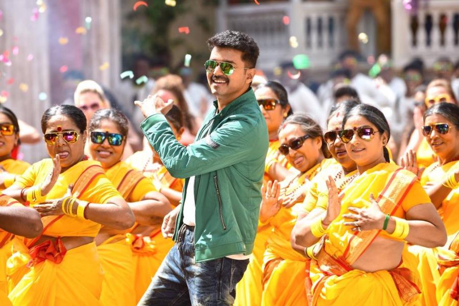 সূত্রের খবর এই মুহূর্তে রাজনীতি নিয়ে ব্যস্ত থাকার কারণে সিনেমা থেকে সাময়িক বিরতি নিয়েছেন অভিনেতা। 