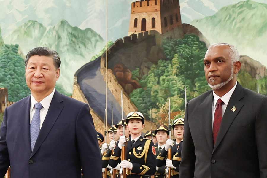 পাকিস্তান এবং মলদ্বীপকে অর্থ দিয়ে সাহায্য করে চিন। মলদ্বীপে বর্তমানে যে প্রেসিডেন্ট ক্ষমতায় রয়েছেন, সেই মুইজ্জু চিনপন্থী বলেই পরিচিত।