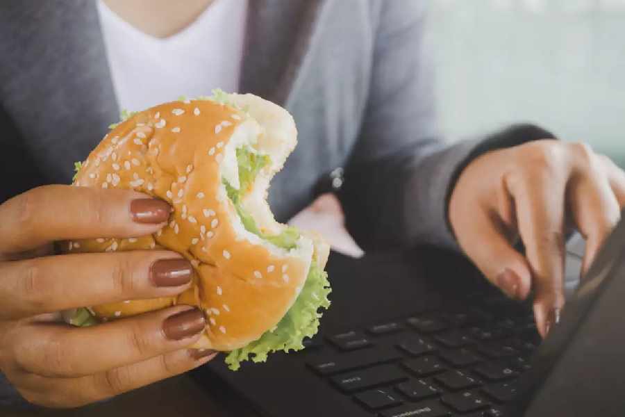 Reasons why one must not consume food in a hurry.