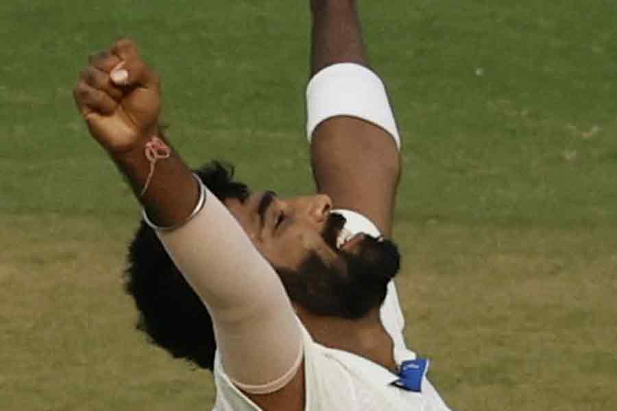 টেস্ট ক্রমতালিকায় শীর্ষে ওঠার পরে নিজের ইনস্টাগ্রাম স্টোরিতে একটি ছবি দেন বুমরা। সেখানে উপর-নীচে দু’টি আলাদা ছবি একসঙ্গে পোস্ট করা হয়েছে।