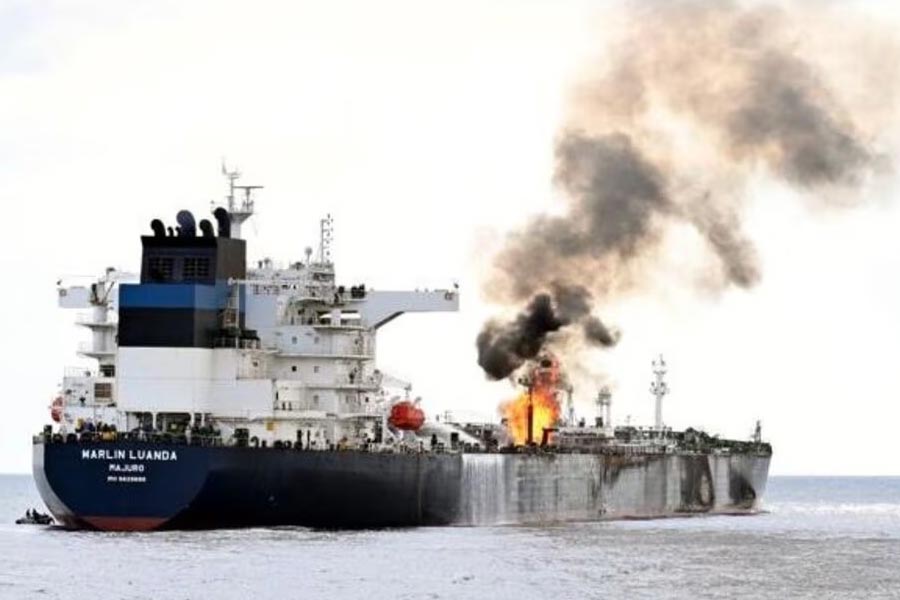 হুথিদের গোপন ডেরা চিহ্নিত করে আকাশপথে হামলা চালিয়েছে আমেরিকা এবং ব্রিটেন। গত কয়েক দিন ধরে লোহিত সাগর সংলগ্ন এলাকায় হুথিরা জলপথে যে আক্রমণ চালিয়ে আসছিল, তারই জবাবে এই পাল্টা হামলা।