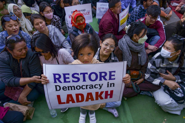 আলাদা রাজ্যের দাবি নিয়ে কেন্দ্রের উপর চাপ বৃদ্ধি করতে আগেই বন্‌ধের ডাক দিয়েছিল লাদাখ অ্যাপেক্স বডি (ল্যাব) এবং কার্গিল ডেমোক্র্যাটিক অ্যালায়েন্স (কেডিএ)।