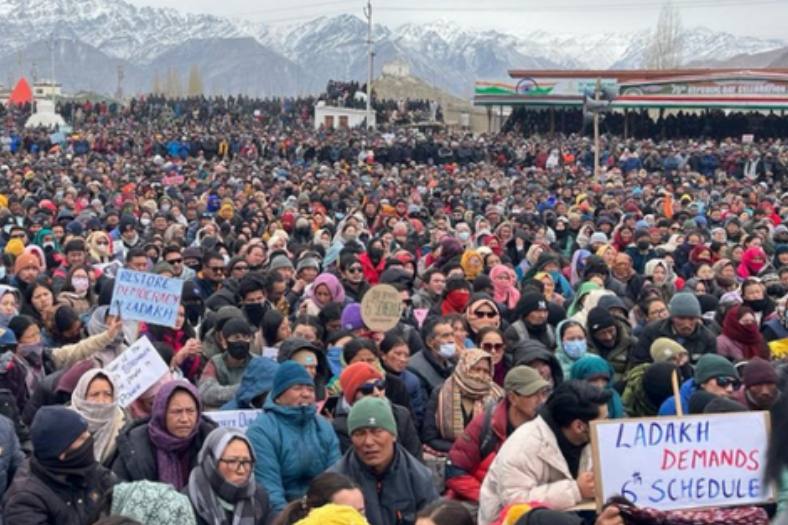 শনিবার লাদাখের লেহ জেলায় প্রতিবাদ মিছিল বার করেন স্থানীয় বাসিন্দারা। হাতে লেখা প্ল্যাকার্ডে মোট চারটি দাবির কথা জানান তাঁরা।