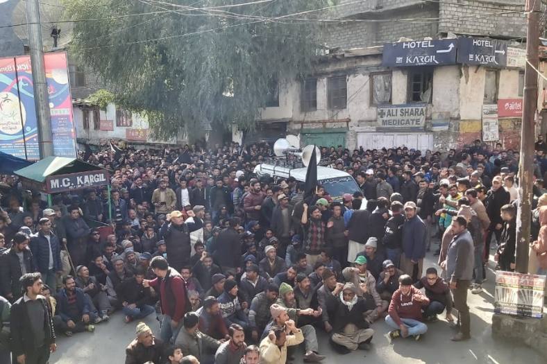 আলাদা রাজ্য ছাড়াও সংবিধানের ষষ্ঠ তফসিলে লাদাখকে অন্তর্ভুক্ত করা, স্থানীয়দের জন্য সরকারি চাকরিতে আসন সংরক্ষণ করা এবং লেহ এবং কার্গিল— দু’টি লোকসভা কেন্দ্র গড়ার দাবি জানান স্থানীয়েরা।