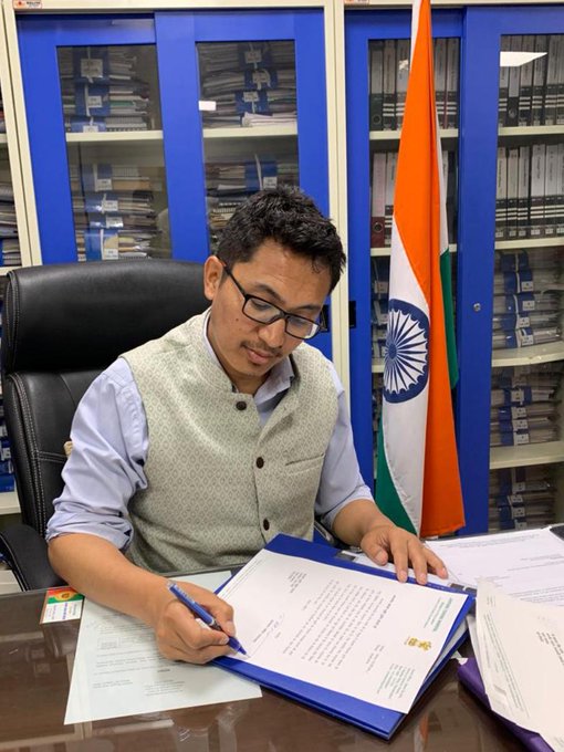 প্রথমে এই কমিটির গঠন নিয়ে প্রশ্ন ওঠে। পরে ফের কমিটি গঠন করা হয়। বর্তমান কমিটিতে রয়েছেন লাদাখের সাংসদ জামিয়াং শেরিং‌ নামগিয়েল, লেহ ও কার্গিলের পার্বত্য পরিষদের প্রধানেরা।