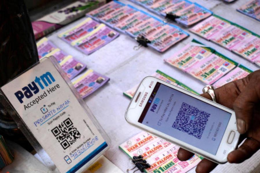 এর ফলে আর্থিক দুর্নীতির সম্ভাবনা আরও বেড়েছে বলে মনে করছেন বিশেষজ্ঞেরা। তাই তড়িঘড়ি পেটিএমের লেনদেনে রাশ টানছে সরকার।