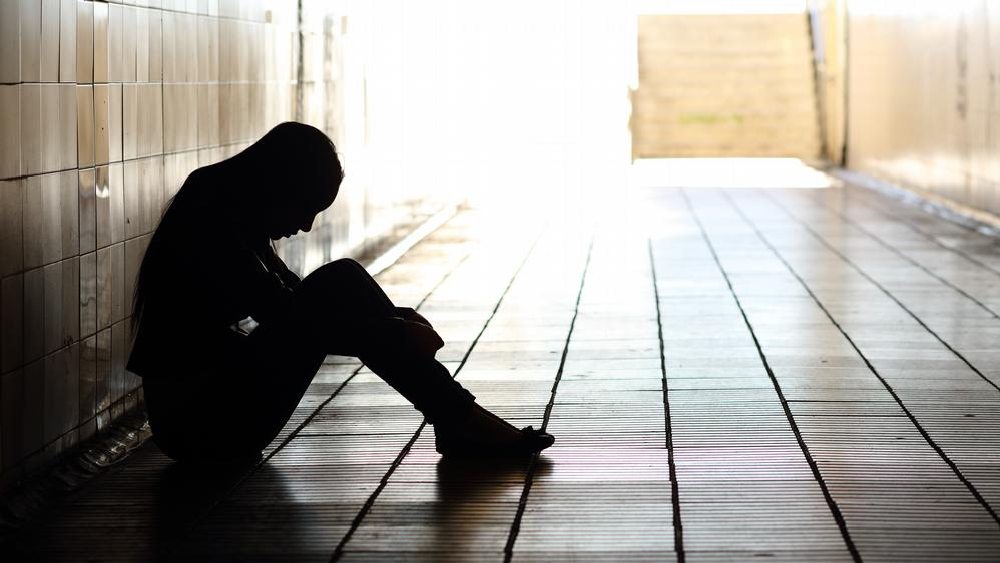 চারপাশে বহু মানুষের ভিড় থাকলেই আর একা লাগবে না, এমন ধারণা ঠিক নয় বলেও জানাচ্ছে বিভিন্ন সমীক্ষা।