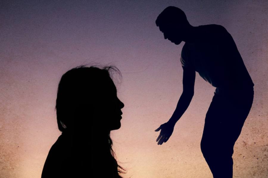 এ ক্ষেত্রে আপনার ভরসার সঙ্গী হতে পারেন এক জন মনোবিদ। তিনিই আপনার মনের কথা শুনে আপনাকে সুস্থ জীবনে ফেরার পথ দেখাতে পারেন।