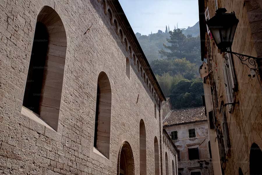 ৩২৩ খ্রিস্টপূর্বাব্দে আলেকজান্ডারের মৃত্যুর পর শহরের শাসক বদলে যায়। বাকট্রীয়, পার্‌থ এবং কুষাণ বংশের শাসকেরাও মার্ভ সিটিতে তাঁদের আধিপত্য বিস্তার করে।