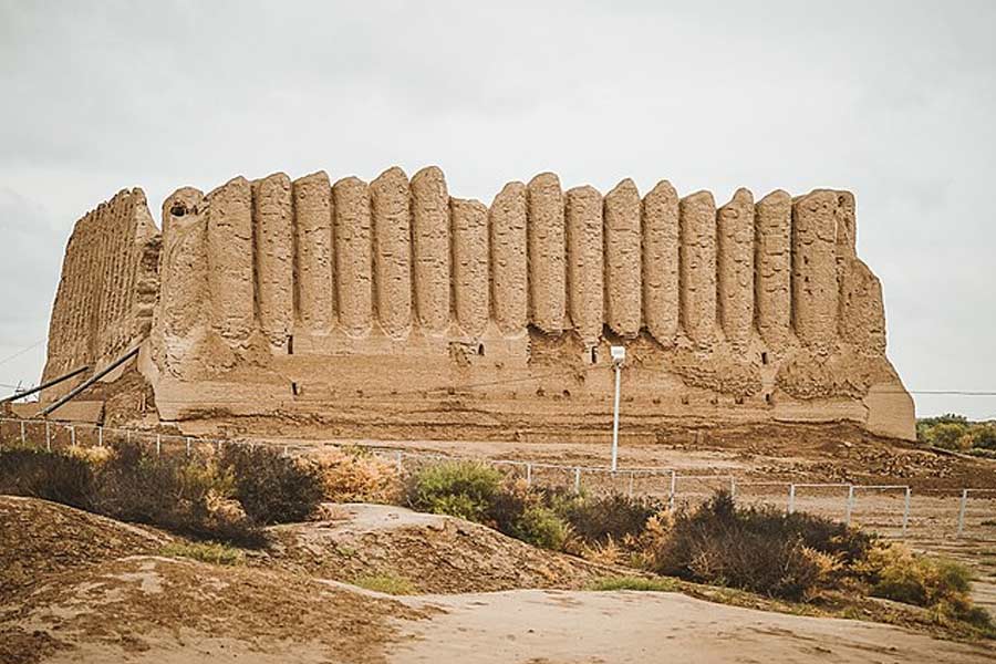 দুর্গের পাশাপাশি মার্ভ সিটিতে গড়ে ওঠে বৌদ্ধ মঠ এবং মন্দির। দ্বাদশ থেকে ত্রয়োদশ শতকের মধ্যে বিশ্বের সবচেয়ে বড় শহরে পরিণত হয় মার্ভ সিটি। সেই সময় শহরের মোট জনসংখ্যা ছিল পাঁচ লক্ষ।