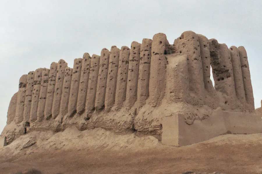 ইতিহাসবিদদের দাবি, মার্ভ সিটি আক্রমণের সময় সাত থেকে দশ লক্ষ মানুষকে প্রাণে মেরে ফেলেছিলেন তোলুই এবং তাঁর সেনারা। সমগ্র মার্ভ সিটি তখন রক্তাক্ত হয়ে পড়েছিল।