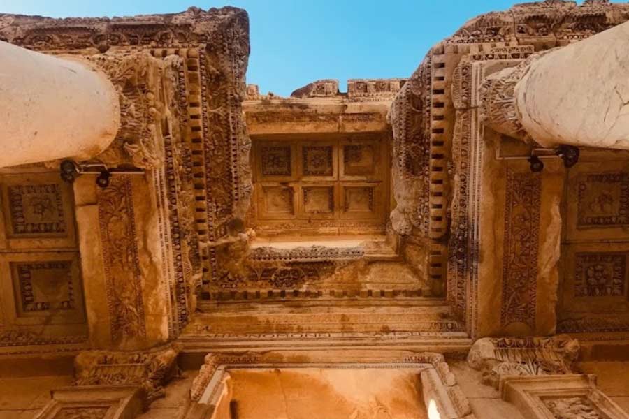 তবে তোলুই রেহাই দিয়েছিলেন কয়েক জন শিল্পীকে। ইতিহাসবিদদের দাবি, মার্ভ সিটির প্রায় ৪০০ জন শিল্পীকে বন্দি বানিয়েছিলেন তোলুই।