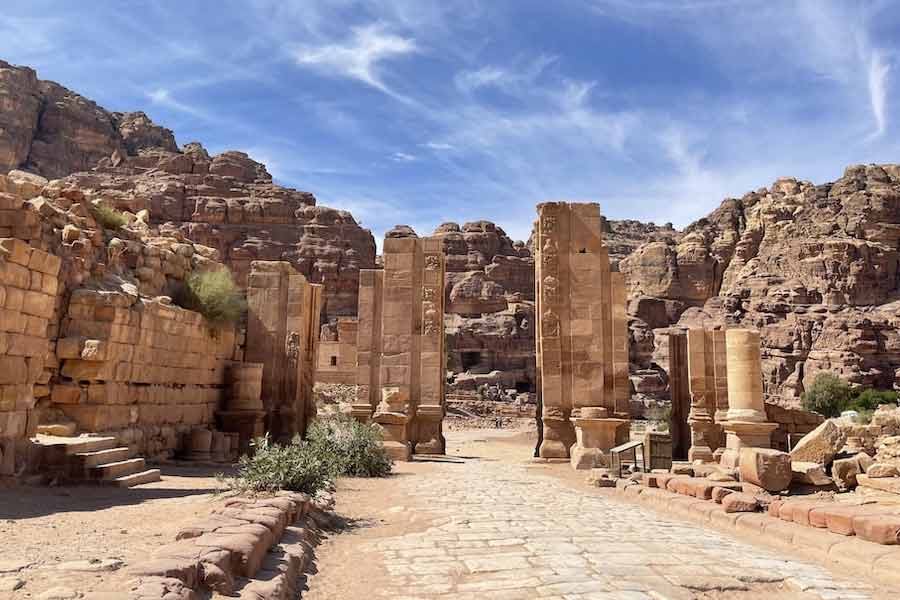 তুর্কমেনিস্তানের মেরি শহর থেকে মার্ভ সিটি পৌঁছতে এক ঘণ্টা সময় লাগলেও সেখানে জনসাধারণের জন্য বিশেষ পরিবহণ ব্যবস্থা নেই। সাধারণত ব্যক্তিগত গাড়ি করেই সেখানে যেতে পারেন পর্যটকেরা।