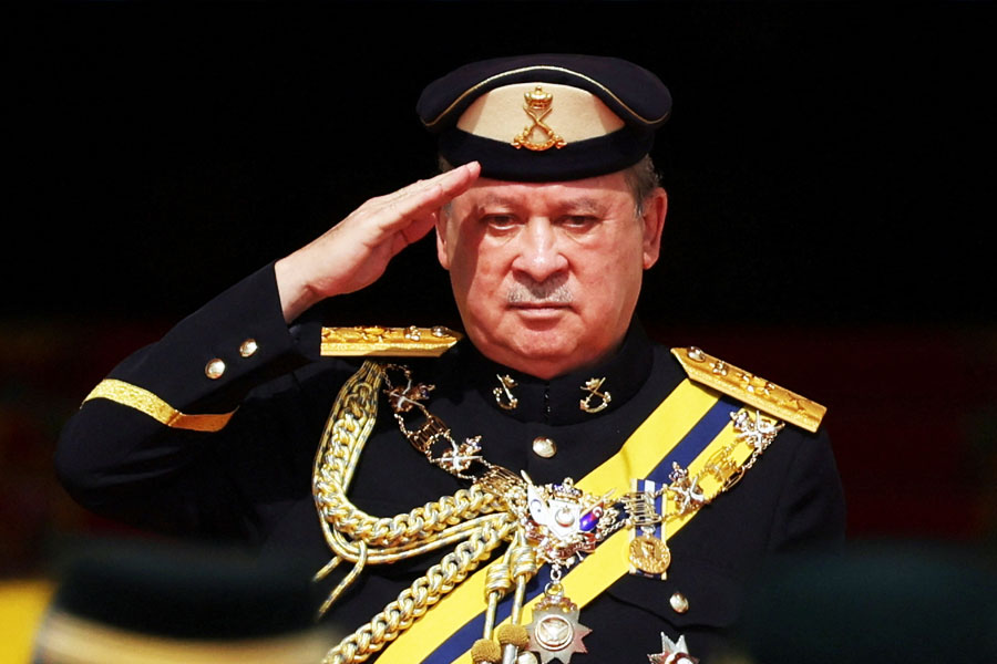 গত বুধবারই শপথ নিয়েছেন মালয়েশিয়ার নতুন রাজা। রাজধানী কুয়ালা লামপুরে জাতীয় প্রাসাদে হয়েছে সেই শপথগ্রহণ অনুষ্ঠান। জাঁকজমকপূর্ণ সেই অনুষ্ঠানে উপস্থিত ছিলেন দেশের প্রধানমন্ত্রী আনোয়ার ইব্রাহিম, গোটা মন্ত্রিসভা এবং রাজপরিবারের সদস্যেরা। নতুন রাজা জোহর সুলতান ইব্রাহিম ইস্কান্দারের সম্পত্তির তালিকা শুনলে কিন্তু হতভম্ব হতে হয়।