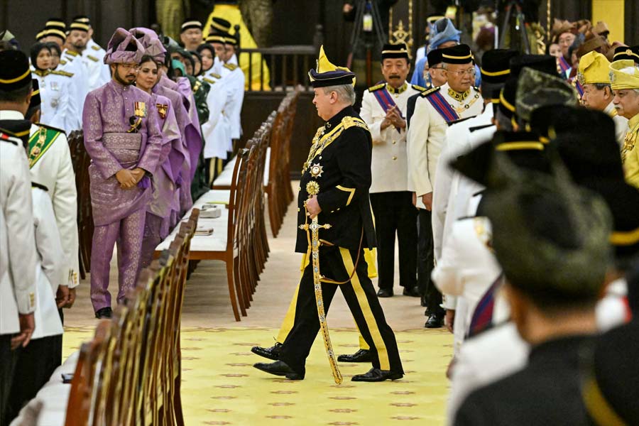 মালয়েশিয়ায় রাজা হওয়ার অদ্ভুত এক নিয়ম রয়েছে। সে দেশে রয়েছে ন’টি রাজপরিবার। প্রত্যেক পরিবারের সদস্যেরা পাঁচ বছর করে রাজা হন।