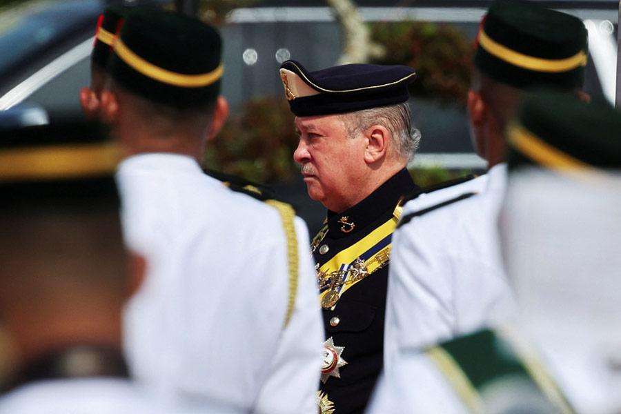 ইব্রাহিমের বয়স ৬৫ বছর। রাজা হওয়ার আগেই তিনি কোটি কোটিপতি। নির্মাণ থেকে টেলিকম, একাধিক ব্যবসা রয়েছে তাঁর। রয়েছে বিদ্যুৎ উৎপাদন কেন্দ্র।