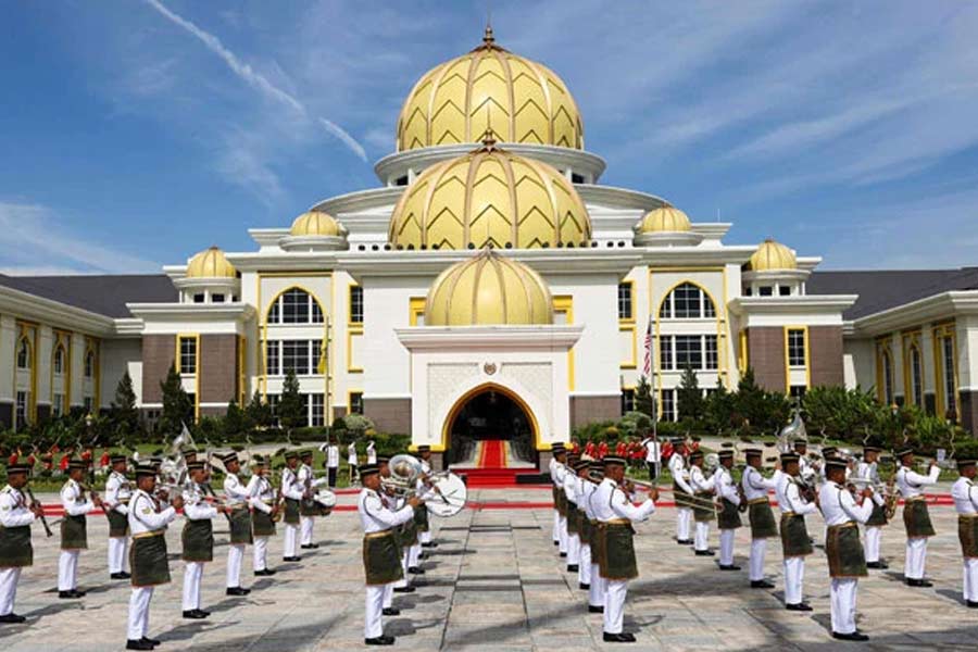 মালয়েশিয়া, সিঙ্গাপুরে কোটি কোটি টাকার জমি রয়েছে রাজার। দুই দেশে প্রায় ৪০০ কোটি ডলারের জমি রয়েছে তাঁর। ভারতীয় মুদ্রায় যা ৩৩ হাজার কোটি টাকা। সিঙ্গাপুরের কাছে কৃত্রিম দ্বীপে তিনি তৈরি করিয়েছেন আস্ত এক শহর।