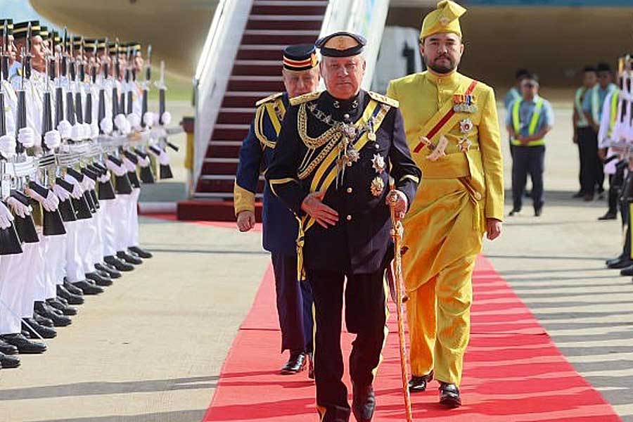 রাজা ইসলাম এবং মালয় রীতির ধারক, বাহক। সরকার এবং সেনাবাহিনীর প্রধান তিনি। তাঁর অনুমোদন নিয়েই মন্ত্রিসভায় নিয়োগ হয়। মন্ত্রিসভায় পাশের পর আইন প্রণয়নে রাজার অনুমোদন প্রয়োজন। দেশে চাইলে জরুরি অবস্থা জারি করতে পারেন রাজা। কোনও অপরাধীকে ক্ষমাও করতে পারেন।