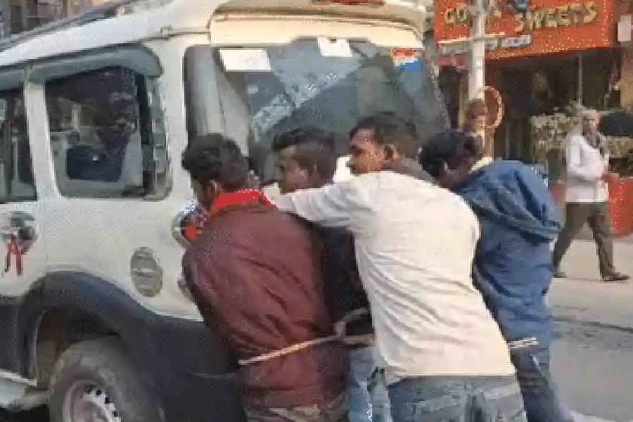 4 accused asked to push police vehicle after it runs out of fuel