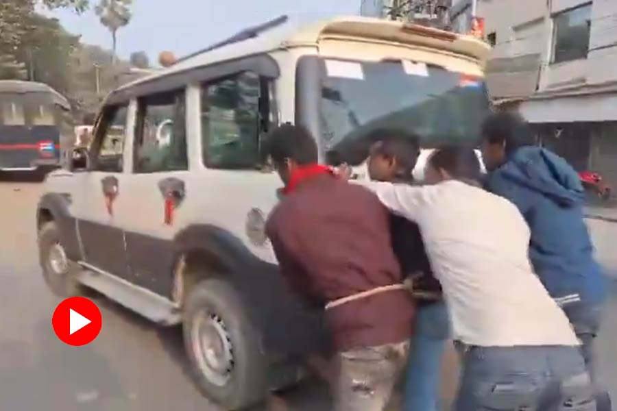 Accused Men Pushing Police Van Out of Fuel In Bihar Triggers Memes