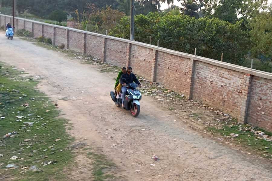 স্ত্রী কোয়েল সিংহের সঙ্গে শ্মশানে যাওয়ার পথে অরিজিৎ।