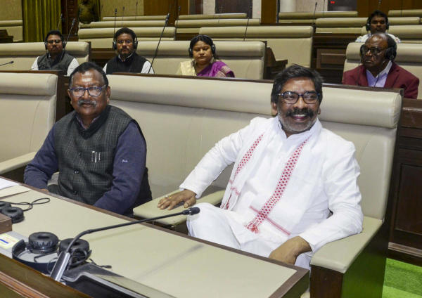 তবে ইডি হেফাজতে থাকলেও বিশেষ অনুমতি নিয়ে এদিন আস্থাভোটে অংশ নিলেন জেএমএম নেতা হেমন্ত সোরেন। আর এখানেই যেন তাক লেগেছে রাজনীতির দুনিয়ায়। 