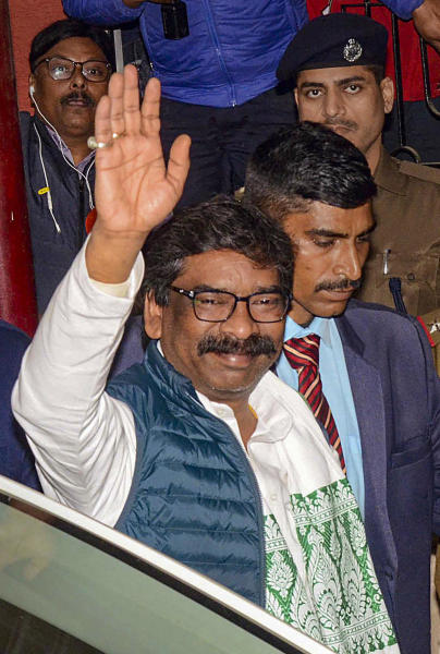 আদিবাসীদের উপর কোনও অত্যাচার এবং অপমান তিনি সহ্য করবেন না বলেও জানিয়ে দেন হেমন্ত। 