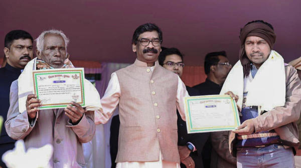 হেমন্ত বলেন, “এদের কাছে আদিবাসীদের চোখের জলের কোনও দাম নেই।” রাজনীতির কারবারিদের একাংশ মনে করছেন, লোকসভা ভোটের আগে নিজের আদিবাসী ভোটব্যাঙ্ক সুরক্ষিত রাখতেই জোরালো এই বার্তা দিলেন হেমন্ত।