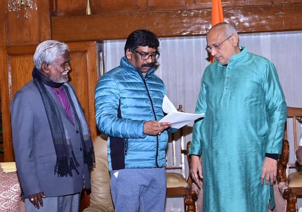 তার আগেই রাজভবনে গিয়ে তিনি ইস্তফা দেন মুখ্যমন্ত্রীর পদ থেকে। গ্রেফতারিকে চ্যালেঞ্জ করে সুপ্রিম কোর্টে গিয়েছিলেন হেমন্ত। শীর্ষ আদালত মামলাটি হাই কোর্টে ফেরত পাঠিয়েছে।