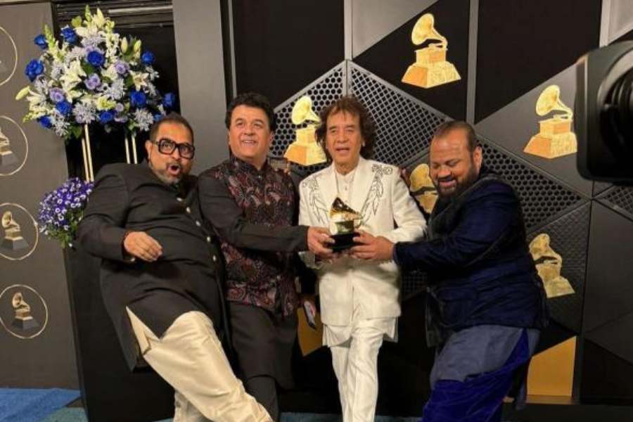 ‘শক্তি’ ব্যান্ডের সদস্য হিসাবে বিজয়ী হওয়ার পাশাপাশি সোমবার গ্র্যামির মঞ্চে দ্বিতীয় বার পুরস্কৃত হলেন উস্তাদ জ়াকির হুসেন।