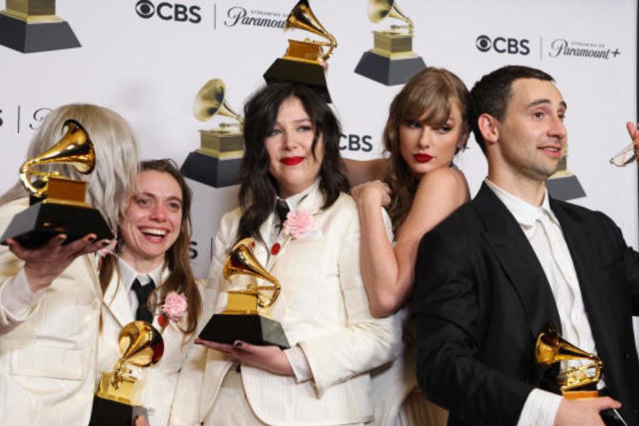 ৪ ফেব্রুয়ারি লস অ্যাঞ্জিলেসে অনুষ্ঠিত হয় ৬৬তম গ্র্যামি অ্যাওয়ার্ডস।