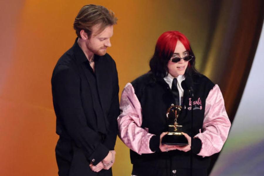 তারকামণ্ডিত এই অনুষ্ঠানে পারফর্ম করেন ডুয়া লিপা, বিলি এলিশ এবং ওপরা উইনফ্রের মতো জনপ্রিয় সঙ্গীতশিল্পীরা।