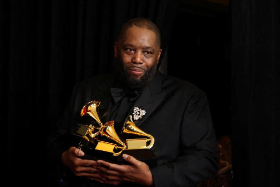 এ দিকে, রবিবার সন্ধ্যায় পর পর তিনটি গ্র্যামি পুরস্কার জিতলেন র‌্যাপ সঙ্গীতশিল্পী কিলার মাইক। কিন্তু সাফল্যের স্বাদ সম্পূর্ণ উপভোগ করার আগে গ্রেফতার হয়ে যান সঙ্গীতশিল্পী। অনুষ্ঠান চলাকালীন কিলারকে হাতকড়া পড়িয়ে থানায় নিয়ে যায় লস অ্যাঞ্জিলসের পুলিশ।