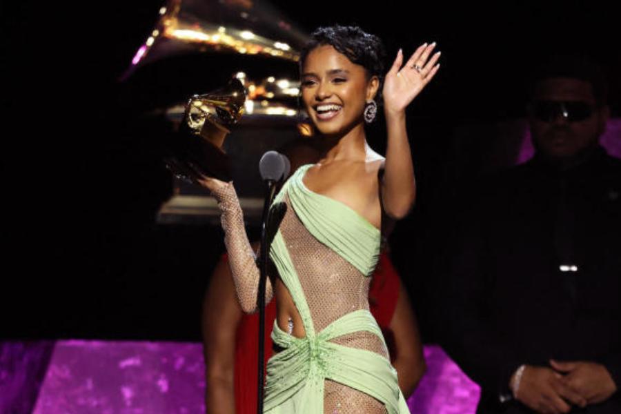 ‘বেস্ট আফ্রিকান মিউজিক পারফর্ম্যান্স’ বিভাগে এই দিন উঠতি পপ তারক টাইলা জিতে নেন গ্র্যামি। তাঁর ‘ওয়াটার’ গানটি ইতিমধ্যেই জনপ্রিয়তা পেয়েছে। 