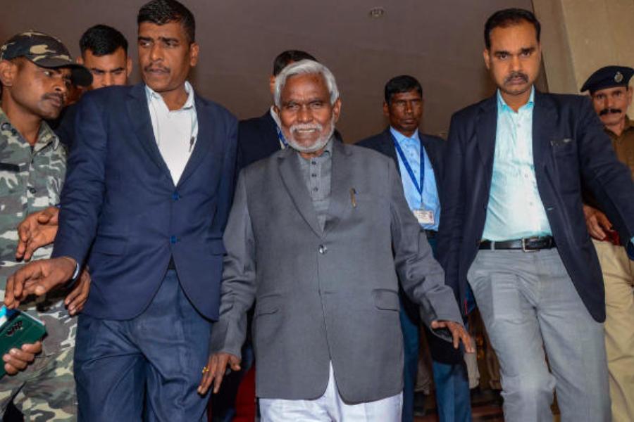 এমনকি অভিযোগ করেন, এই চক্রান্তে ‘হাত’ আছে রাজভবনেরও। বিধানসভায় ভাষণ দেন নতুন মুখ্যমন্ত্রী চম্পইও।