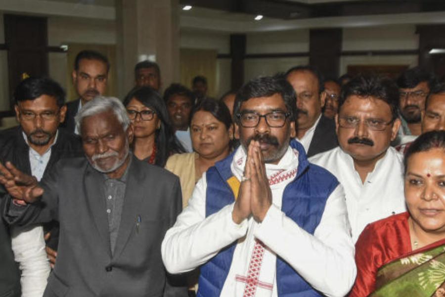 হেমন্ত আপাতত ইডি হেফাজতে রয়েছেন। সেখান থেকে রাঁচীর আদালতে আস্থা ভোটে অংশ নেওয়ার আবেদন জানিয়েছিলেন তিনি। তাঁকে সেই অনুমতি দেওয়া হয়। 