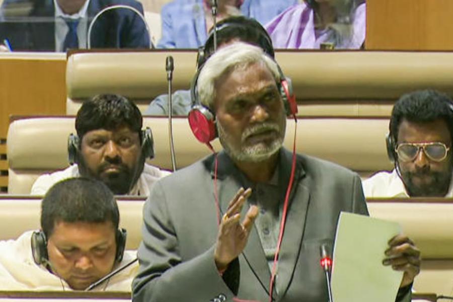 চম্পই মুখ্যমন্ত্রী পদে শপথ গ্রহণের দিনেই শুক্রবার রাতে ঝাড়খণ্ডের শাসক জোটের ৩৭ জন বিধায়ককে রাঁচী থেকে হায়দরাবাদের বিমানে তুলে দেওয়া হয়েছিল। সেখানে রিসর্টে ছিলেন ওই বিধায়কেরা।