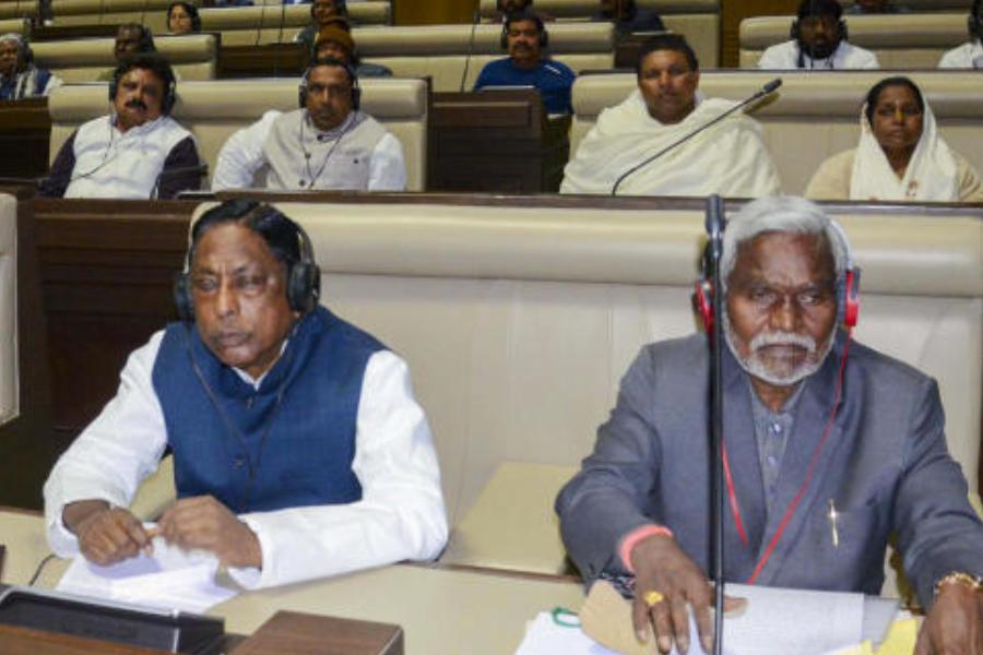 পরে রবিবার আবার রাঁচীতে ফিরে এসে আস্থা ভোটে অংশ নেন তাঁরা। কোনও বিধায়কই বিরোধিতা করেননি।